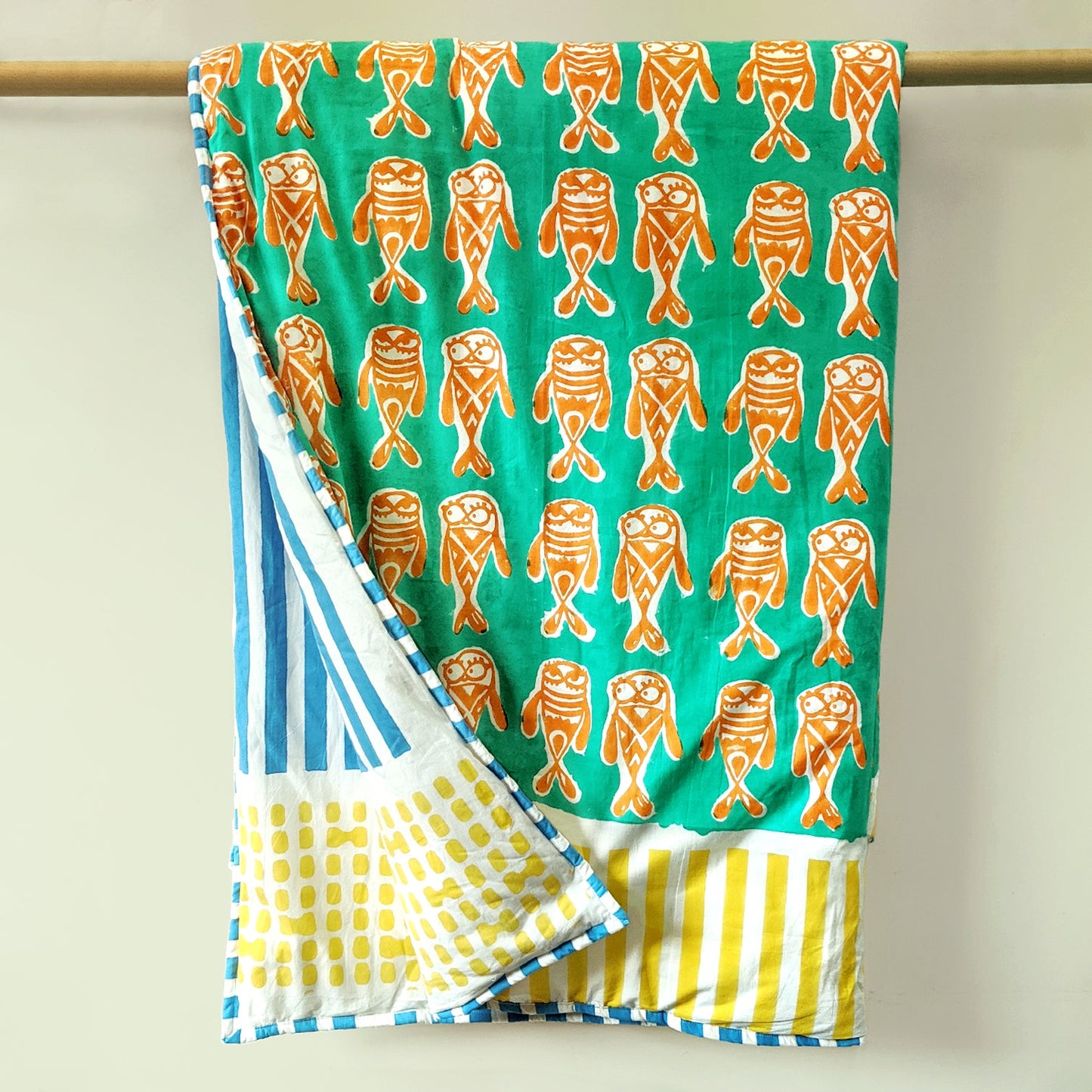 Mapayah CUSHY Bubbles kids duvet shown hanging alongside a folded duvet