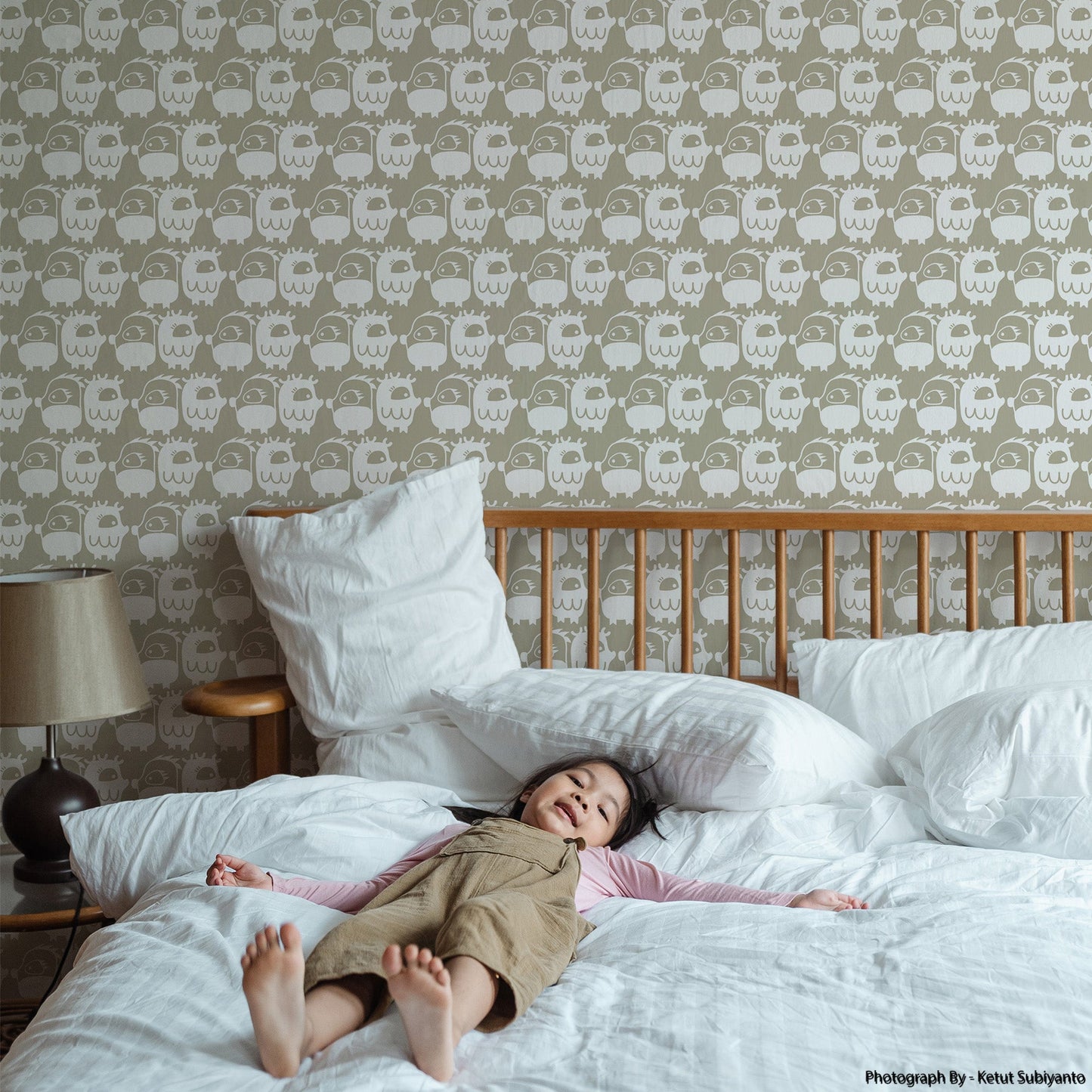 Mapayah DECK Oddlings kids room wallpaper in beige, styled in a bedroom setting