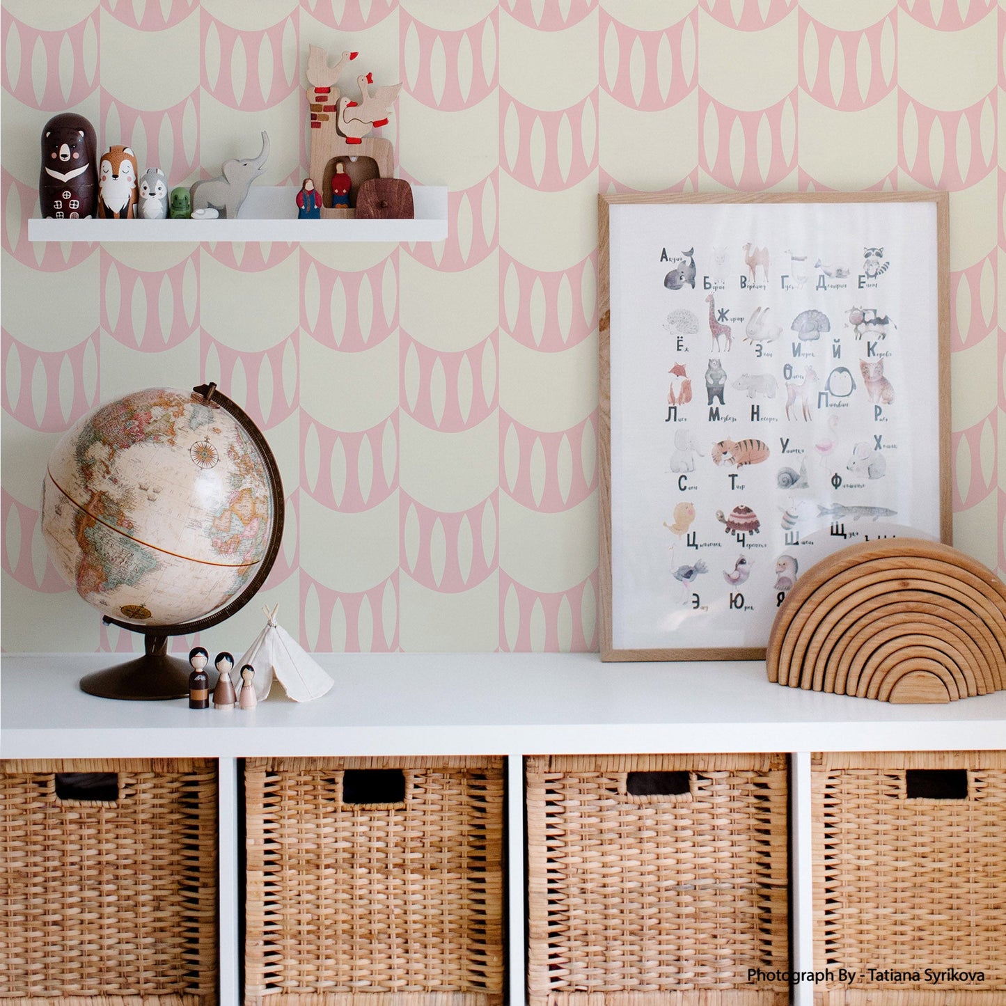 Mapayah DECK Scallop kids room wallpaper in pink, styled in a bedroom setting